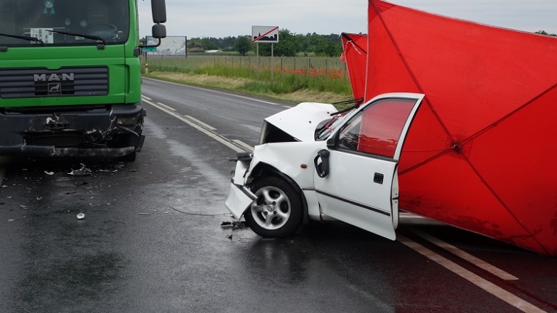 Śmiertelny wypadek w Honoratce. Czołowe zderzenie z ciężarówką. Zginął 70-latek