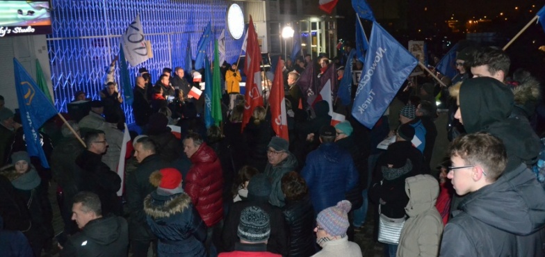 Wolność, równość, demokracja – skandowano przed biurem PiS. Około 200 osób wzięło udział w konińskiej pikiecie 