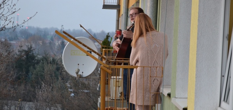 Niezwykły koncert na balkonie. „Mamy jak we Włoszech” – komentowali sąsiedzi