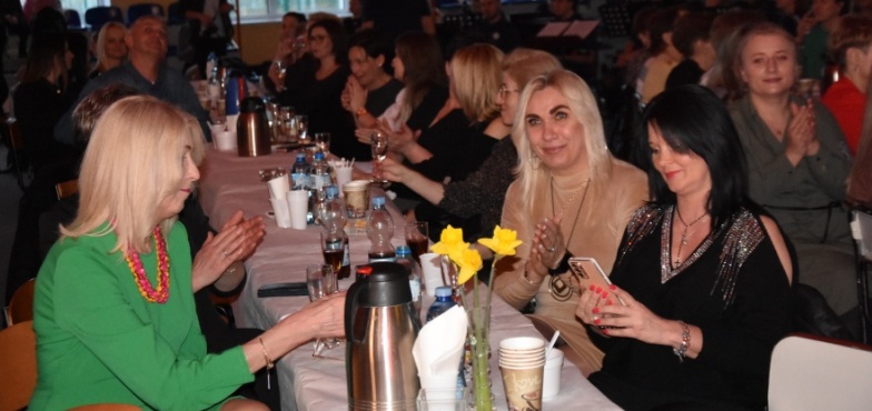 Życzenia, toast i bigbit dla pań 