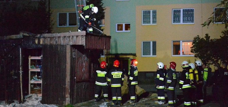 Dwa pożary w tym samym czasie. W zsypie zapaliły się śmieci, spłonął drewniany sklep