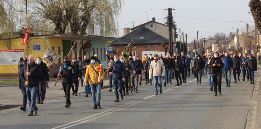 Emaus w Dobrej mimo obostrzeń. W procesji szła ponad setka mężczyzn