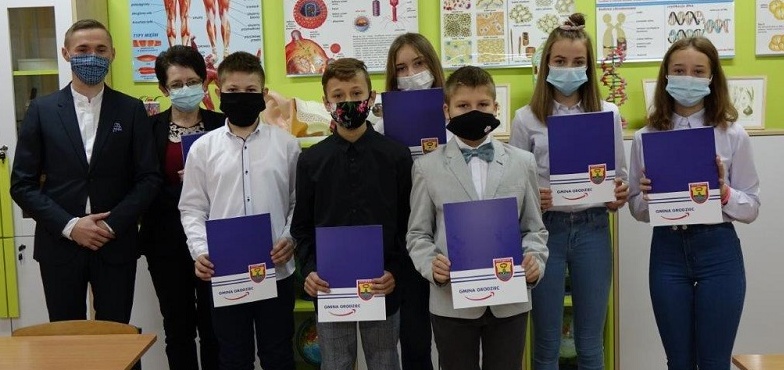 To pierwsze stypendia i nagrody w gminie. Najlepsi uczniowie zostali uhonorowani