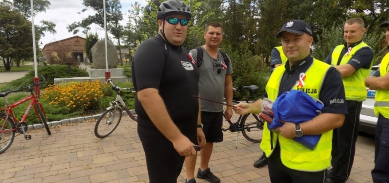 Rajd rowerowy nowymi ścieżkami. Policjanci przypomnieli o bezpieczeństwie 