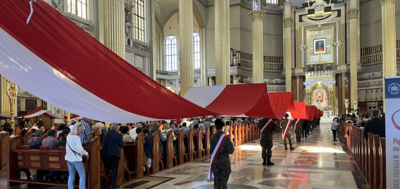 „Uświęcajmy to, co dało nam chwałę”. Ponieśli 160-metrową flagę w rocznicę Powstania Styczniowego