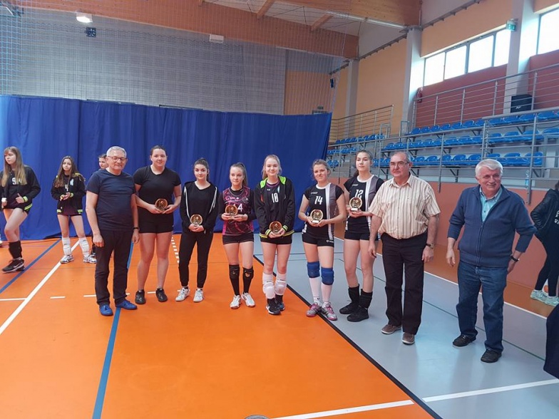 Siatkarki walczyły o puchar burmistrza. Trofeum zdobyły zawodniczki z Rychwała 
