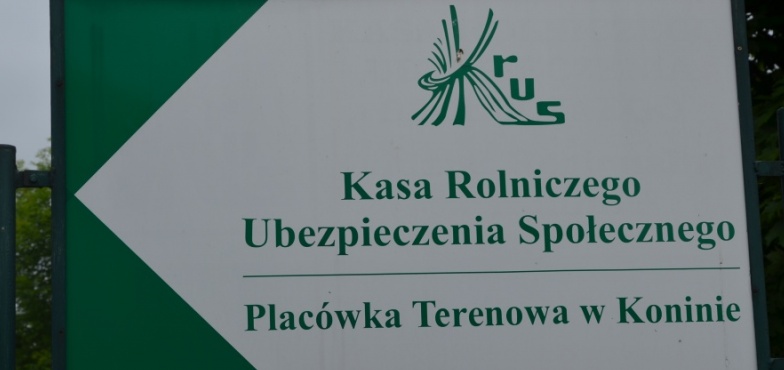 Bezpiecznie na wsi: maszyna pracuje, a dziecko obserwuje