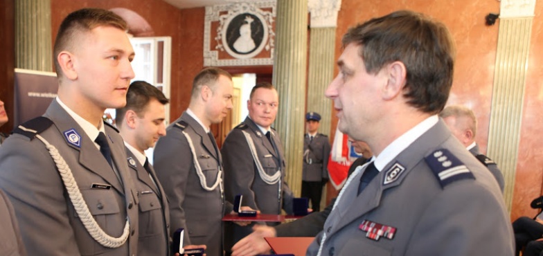 Uratowali ludzkie życie. „Kryształowe Gwiazdy” dla kolskich policjantów 