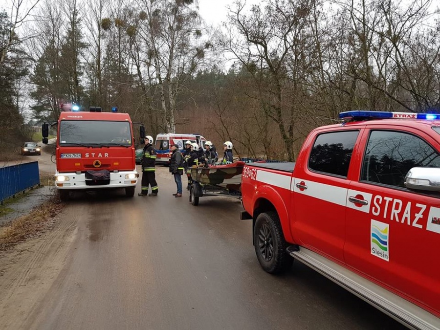 29-latek skoczył z mostu. Policjanci wyłowili go z jeziora 