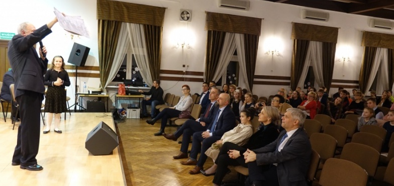Artyści na scenie, akwarele pod młotkiem. Koncert w „muzycznej" dla Jagienki  