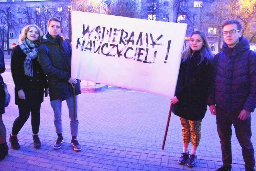 „Zapraszamy wszystkich, dla których ważna jest polska edukacja”. Wiec na placu Wolności  