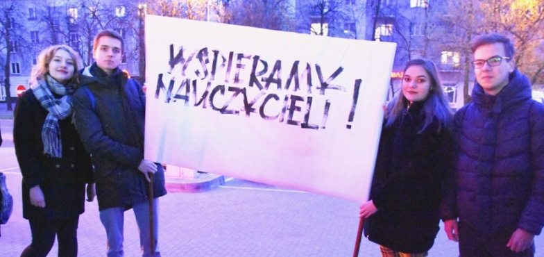 „Zapraszamy wszystkich, dla których ważna jest polska edukacja”. Wiec na placu Wolności  
