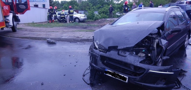 Wypadek na skrzyżowaniu. Zderzyły się dwa auta 