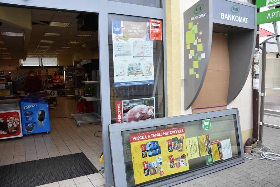 W nocy wysadzili bankomat. Bank nie informuje ile było w nim pieniędzy 