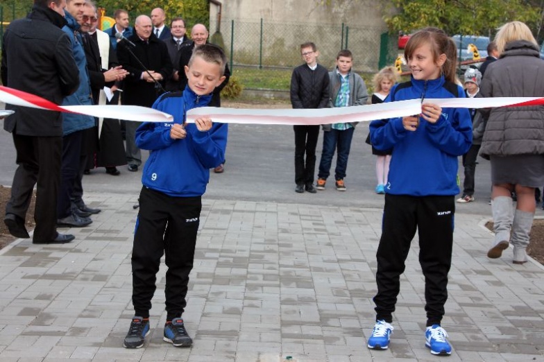 W Kramsku oddano do użytku nowoczesne boisko sportowe. Uczniowie z podstawówki oraz gimnazjaliści rozegrali swój pierwszy mecz