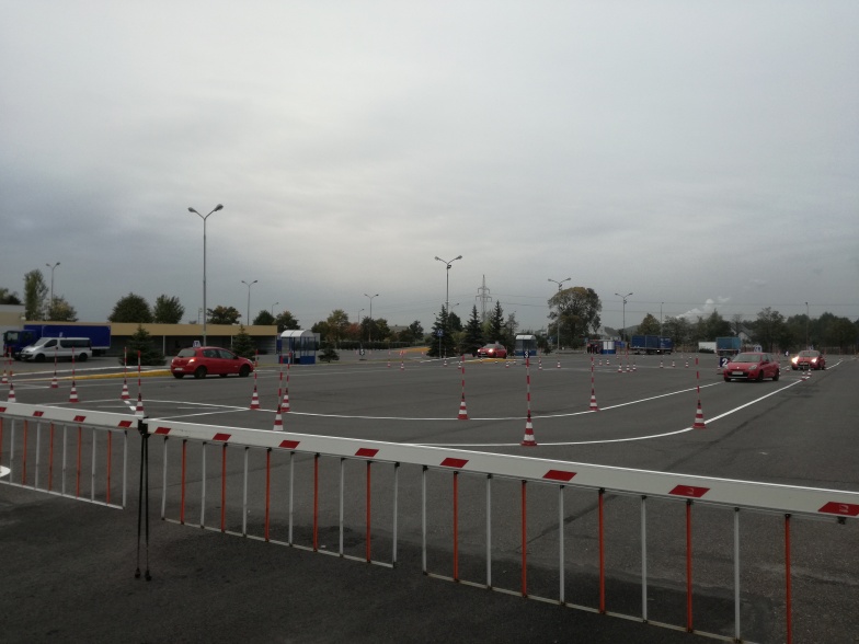 Młodzi kierowcy nie zaliczają jazdy, bo… muszą czekać na egzamin