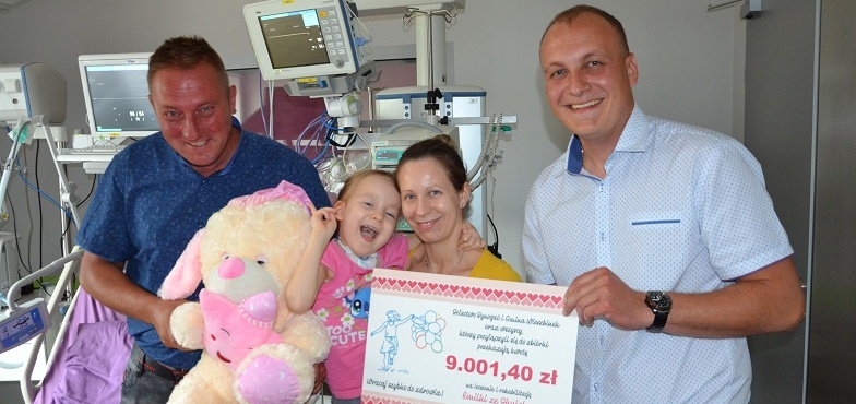 Sołtys i radny odwiedzili Emilkę w szpitalu. Przekazali jej symboliczny czek