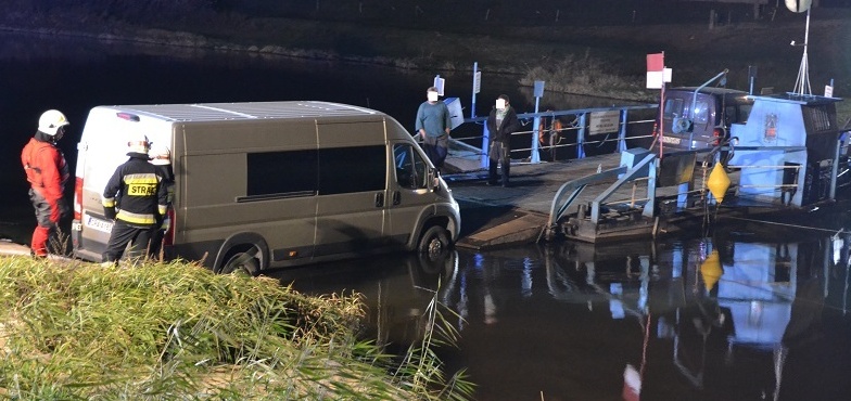 Bus zawisł na promie. Strażacy wyciągali auto na brzeg