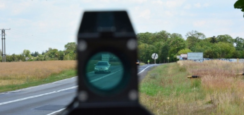 Pędził z prędkością prawie 190 km na godzinę. Szaleńczą jazdę udaremnili policjanci