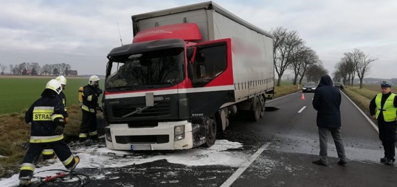 Ciężarówka w ogniu. Kierowca zdążył wyskoczyć
