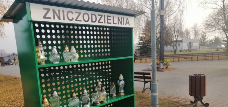 Nie trzeba wyrzucać, można się podzielić. Zniczodzielnia już stoi na cmentarzu 