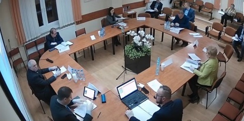 Nadzwyczajna sesja odbyła się wczoraj wieczorem. Radni siedzieli daleko od siebie