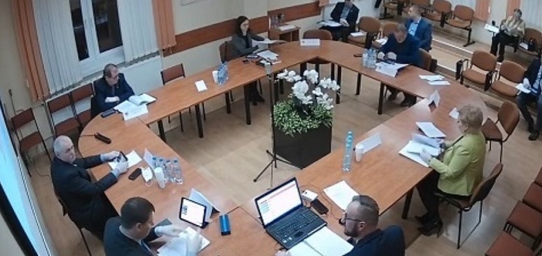 Nadzwyczajna sesja odbyła się wczoraj wieczorem. Radni siedzieli daleko od siebie