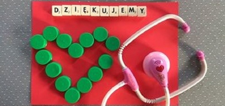 Podziękowali za ratowanie ludzi. Uczniowie ze Żdżar przygotowali kartki dla medyków