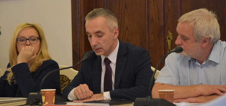 Prezydent zapowiada zmniejszenie liczby etatów w szkołach. Ile  osób straci pracę? 