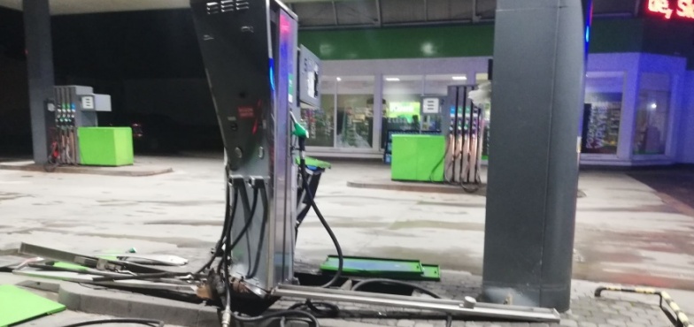 Kierowca wjechał w dystrybutor paliwa i gazu. Nie było zagrożenia wybuchem 