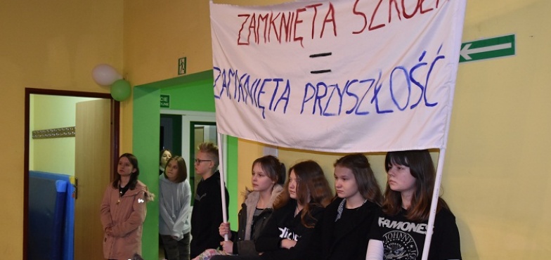 Uczniowie, rodzice i nauczyciele w obronie szkoły w Woli Podłężnej. „Trzeba ratować, nie likwidować”.