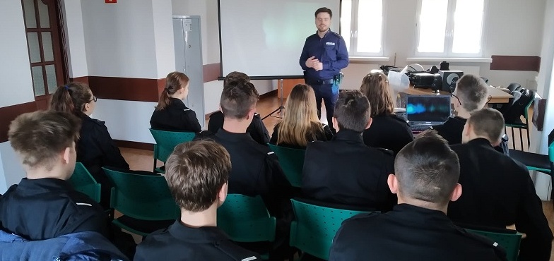 Nietypowa lekcja w komendzie. Uczniowie poznali zawód policjanta