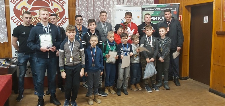 Strażacy zachęcają do gry w piłkę. Zimą, tylko na konsolach