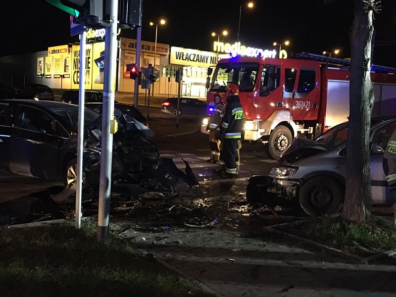 Wypadek na Spółdzielców. Zderzyły się trzy samochody (AKTUALIZACJA)