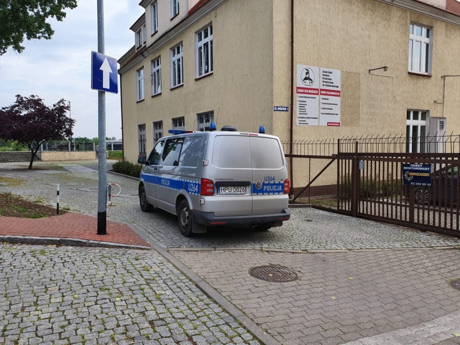 Kolejne maile dotarły do szkół przed maturami. Grożą ładunkami i... ogniskiem koronawirusa
