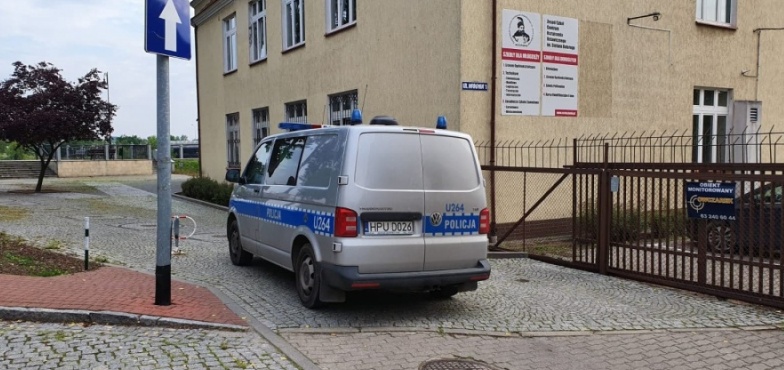 Kolejne maile dotarły do szkół przed maturami. Grożą ładunkami i... ogniskiem koronawirusa