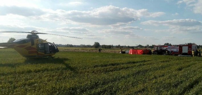 Wypadek na polu. Maszyna wciągnęła 55-letniego mężczyznę (AKTUALIZACJA)