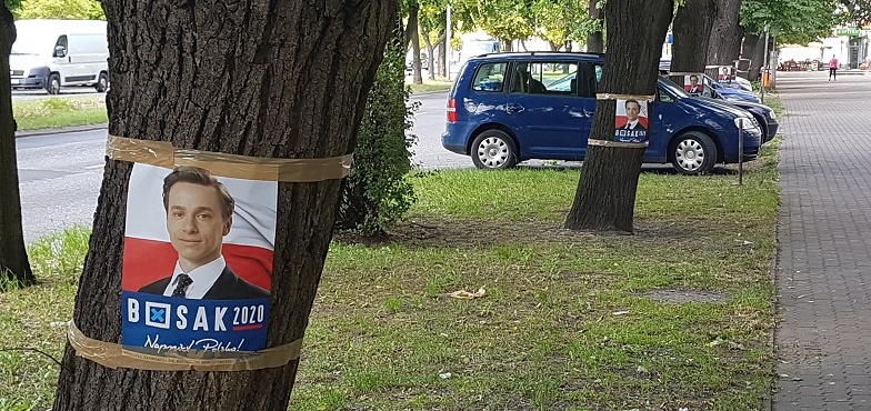 Aleja plakatów w centrum Konina. „Zostały one tam powieszone bez zgody miasta"