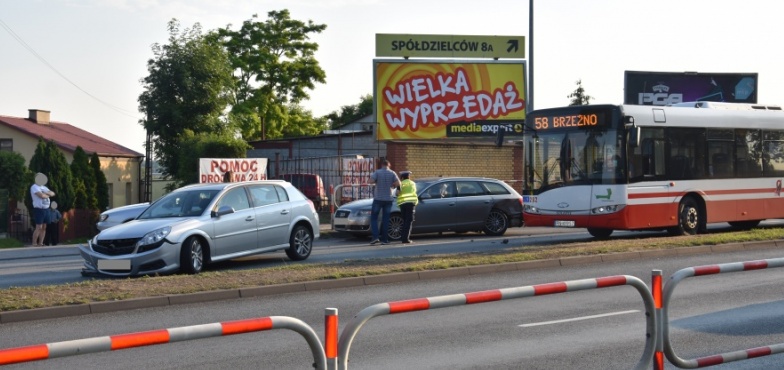 Zderzyły się trzy samochody. Droga od Ronda Miast Partnerskich zablokowana 