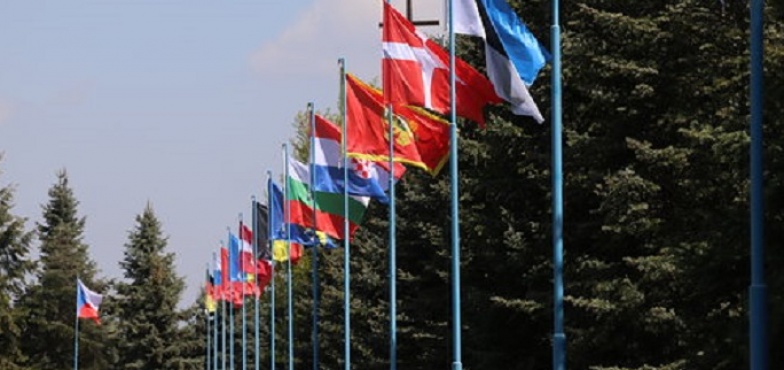 Licheń w sercu Europy. 47 flag na terenie sanktuarium