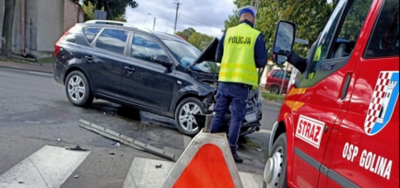 Zderzenie na skrzyżowaniu. Jedna osoba poszkodowana