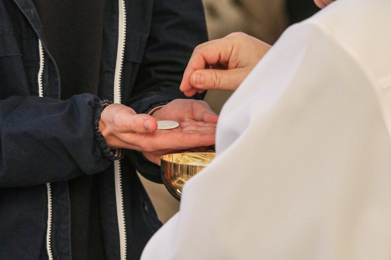 Protesty przeciwko udzielaniu Komunii Świętej na rękę. Jest reakcja Episkopatu