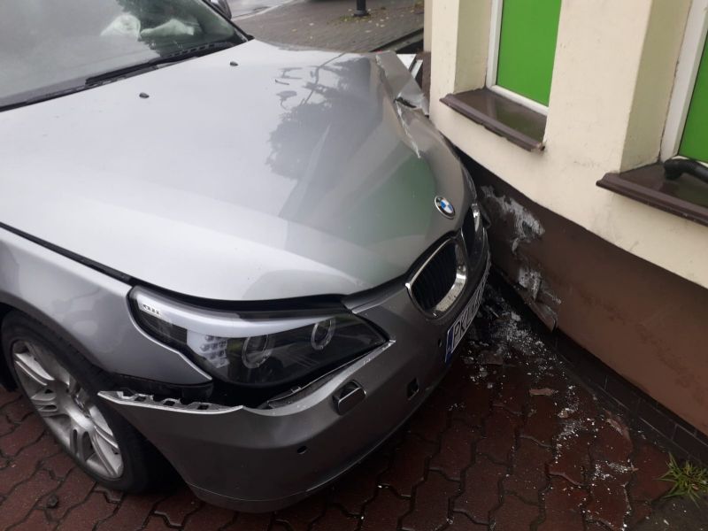 BMW wjechało w sklep. Kierowca wpadł w poślizg