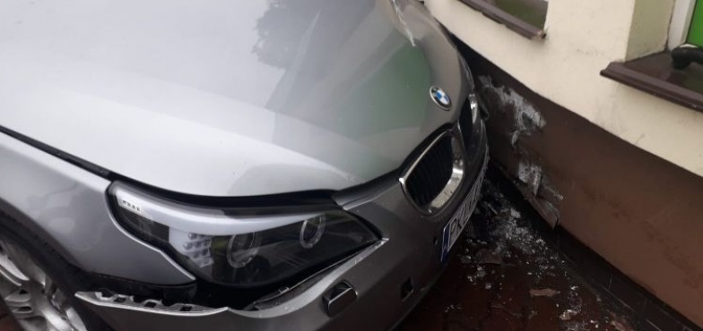 BMW wjechało w sklep. Kierowca wpadł w poślizg