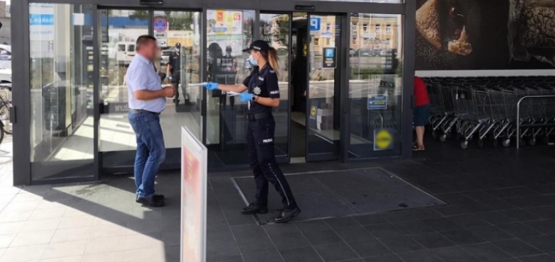 Policjanci przed sklepami. Przypominali klientom o maseczkach