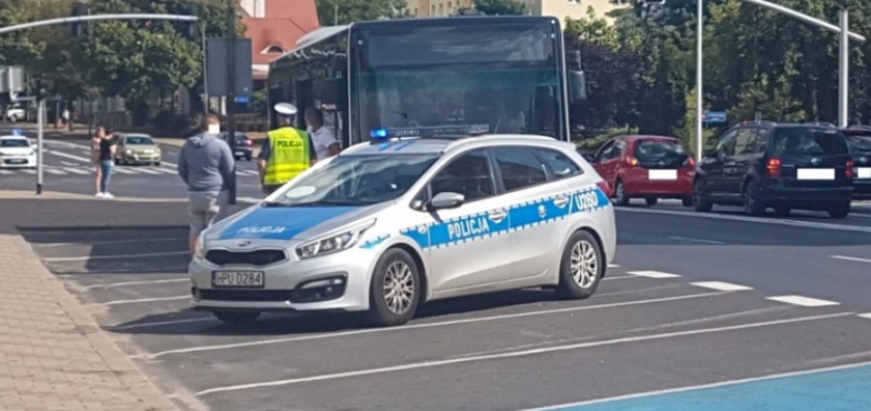 Kolizja na Alejach 1 Maja.  Autobus zderzył się z osobówką 