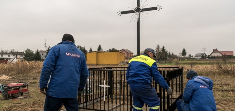 Kapliczka wróciła na ul. Kleczewską. Zabytkowy krzyż oczyszczono