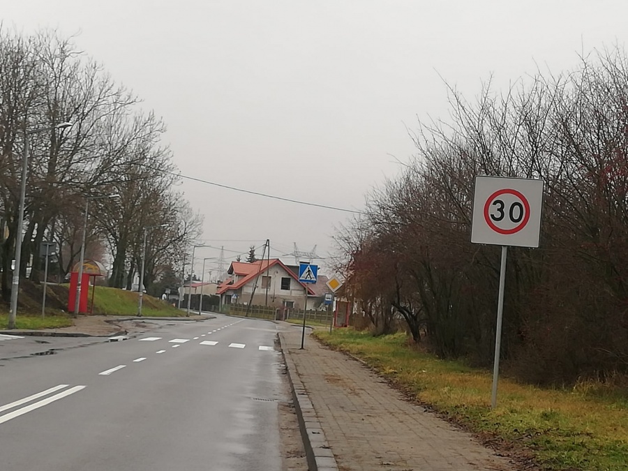 Mimo ograniczenia do 30 km/h, samochody pędzą setką. Po co znak na Jędrzejewskiego? 