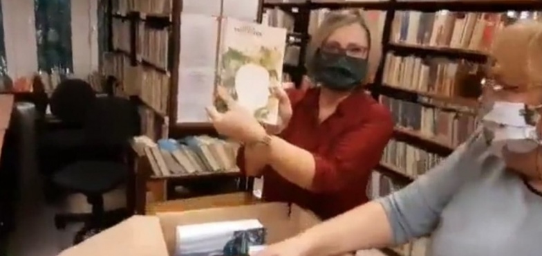 Choć biblioteka jest zamknięta, praca nie ustaje. Bibliotekarze nagrali filmik 