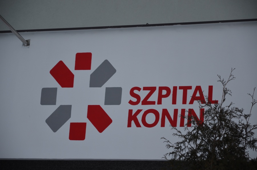 Niektórzy przez kilka dni ustawiają się w kolejce. Problemy w punkcie wymazowym w Koninie